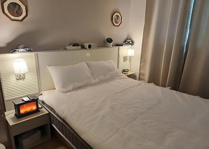 Two Room Cozy And Cool House Food Alley