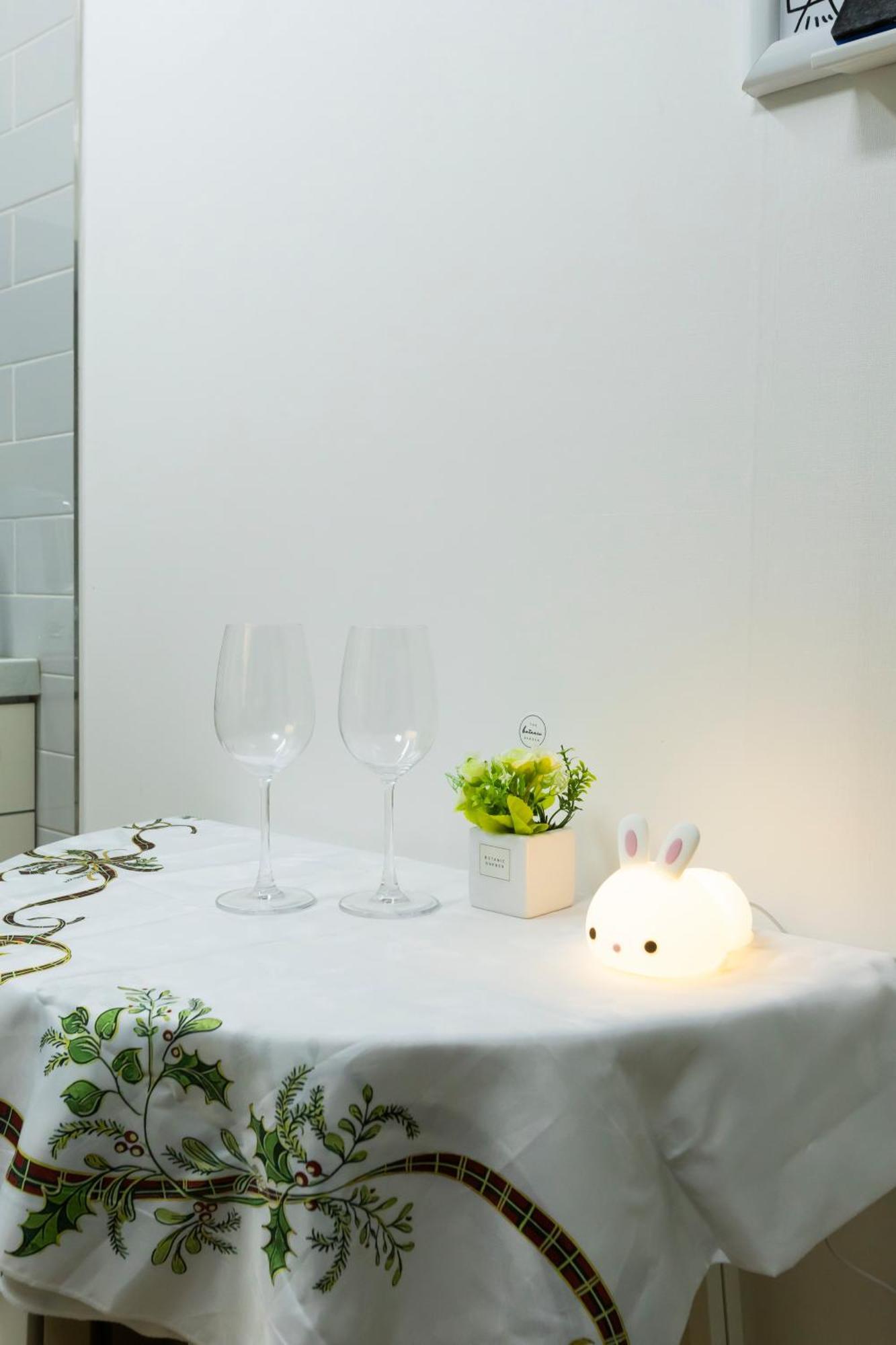 Two Cozy And Cool House Food Alley